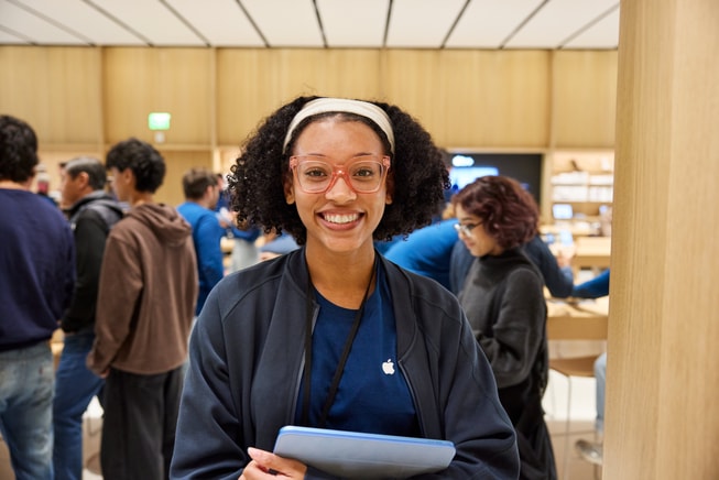 一位面带微笑的 Apple 团队成员。
