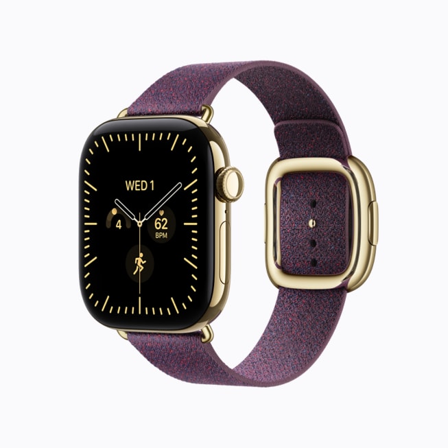 炫金色钛金属表壳 Apple Watch Series 12 搭配驼色现代风扣式表带。