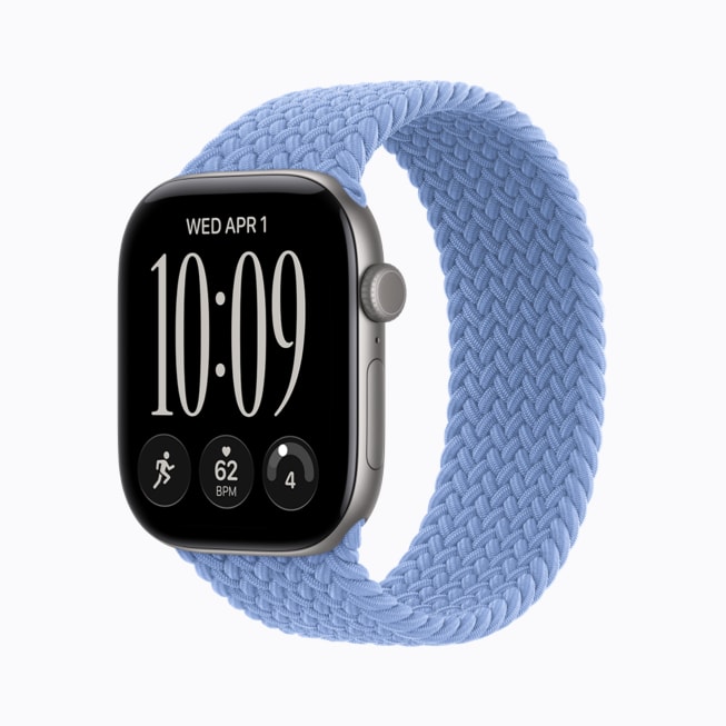 深空灰色铝金属表壳 Apple Watch Series 12 搭配山花蓝色编织单圈表带。