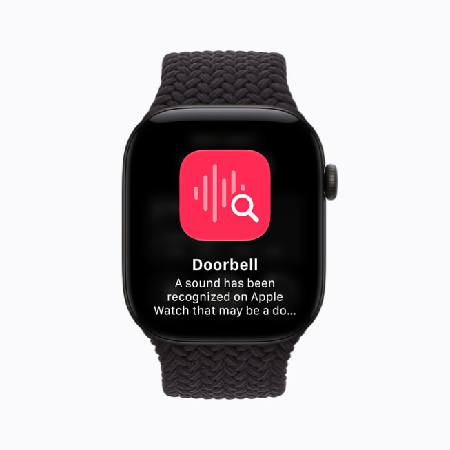 Apple Watch Series 12 上展示着声音识别功能，上面显示着一条检测到门铃声的提示信息。