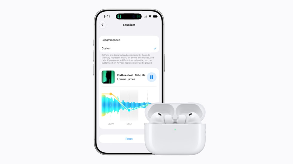 一对 AirPods 摆放在用户的 iPhone 18 Pro 旁边，iPhone 18 Pro 上显示着 AirPods 设置界面。