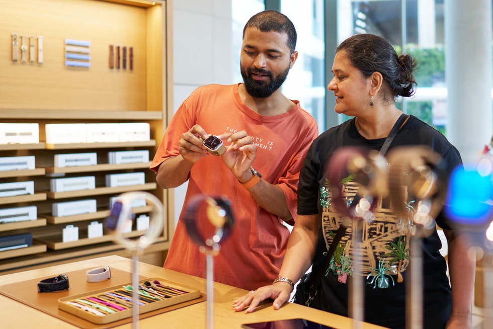 两名顾客在 Apple BKC 零售店内查看 Apple Watch Series 12。