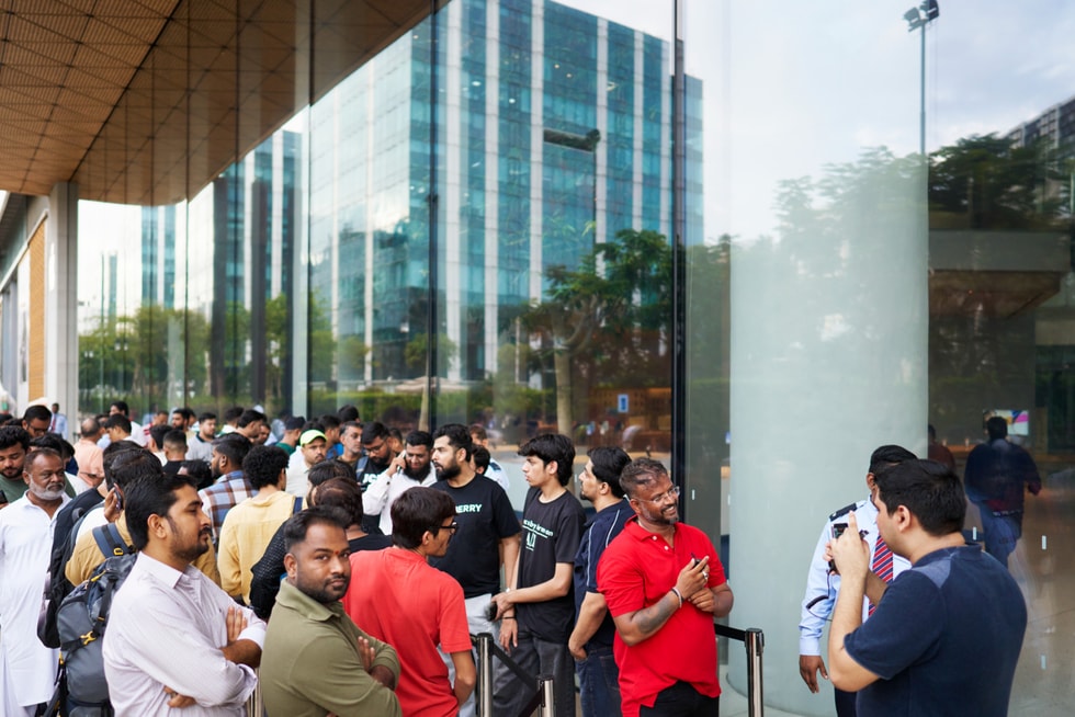 顾客在 Apple BKC 零售店外排队等候。