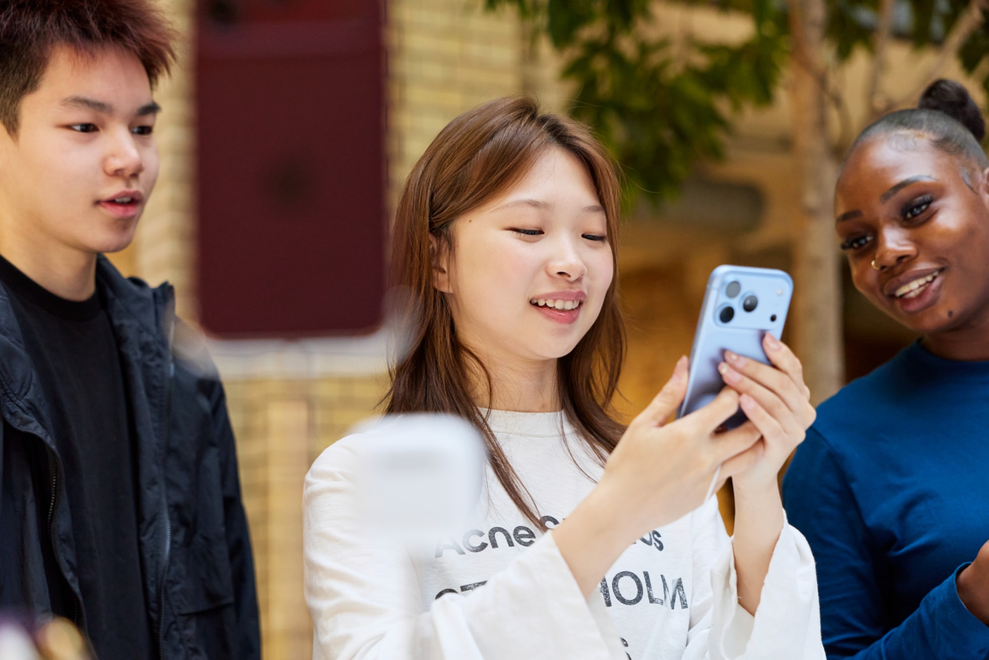 一位顾客在 Apple 考文特花园零售店试用冰川蓝色 iPhone 18 Pro。