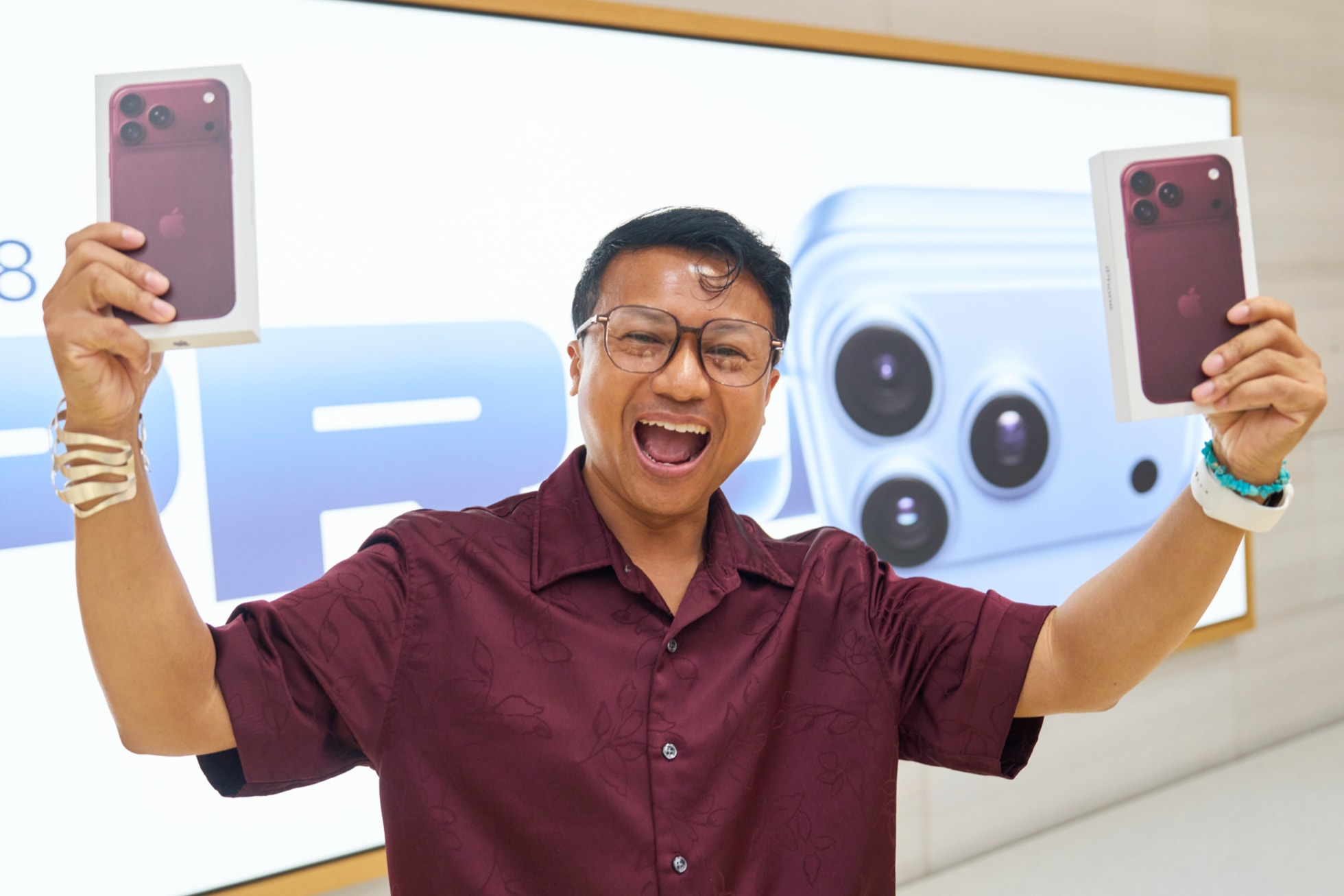 一名顾客在 Apple 第五大道零售店手持两部刚刚购买的 iPhone 18 Pro。