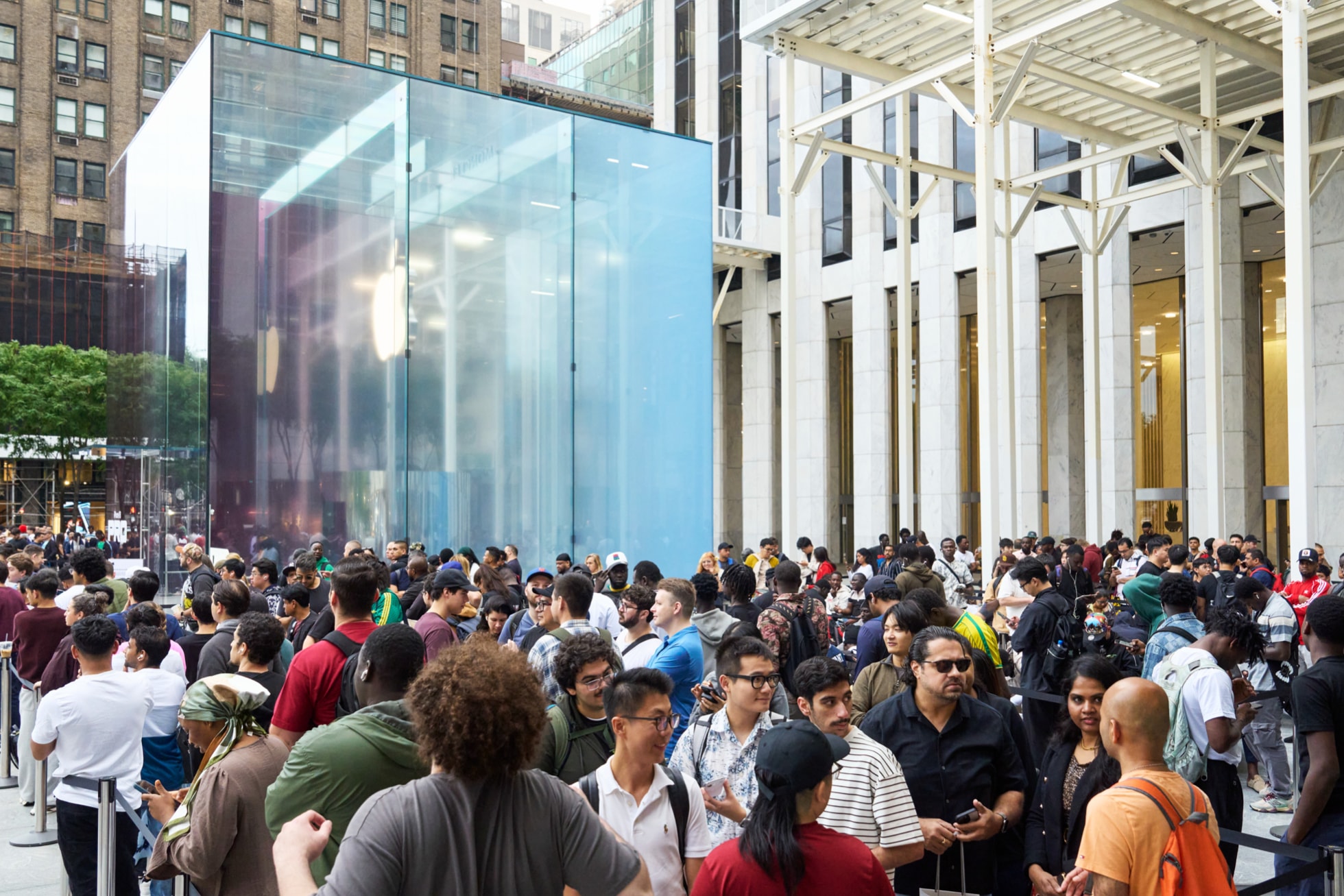顾客在 Apple 第五大道零售店外排队。