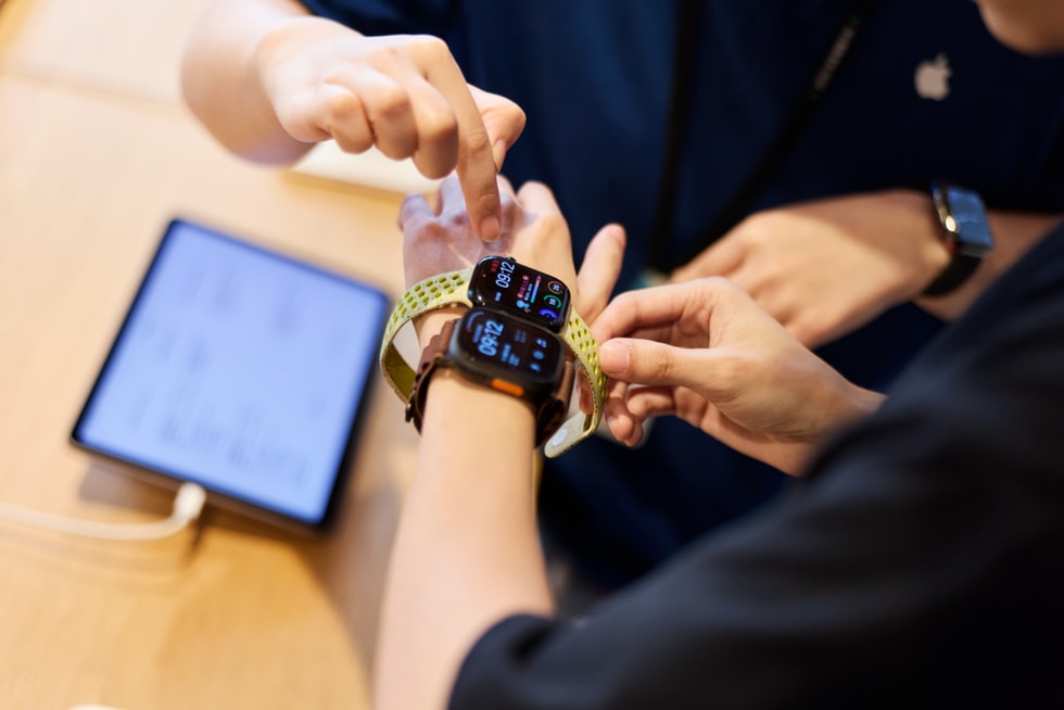 一位顾客在 Apple 静安零售店试戴新款 Apple Watch 时，手腕的特写照片。