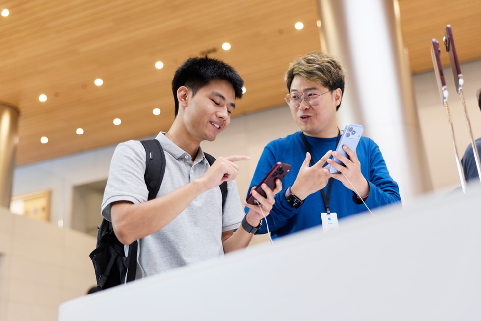 Apple 静安零售店的一名团队成员正在为顾客提供 iPhone 18 Pro 的上手演示。