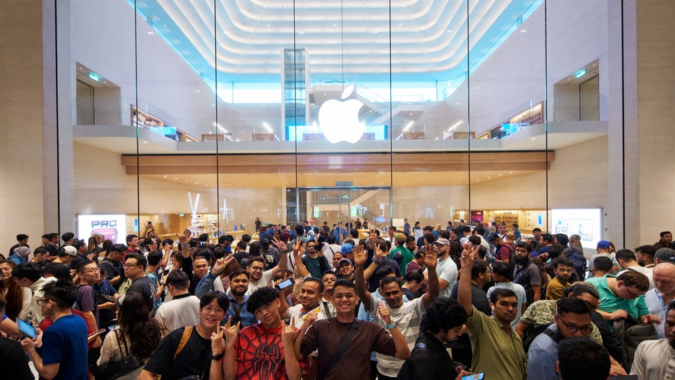 顾客和团队成员在 Apple The Exchange TRX 零售店购物。