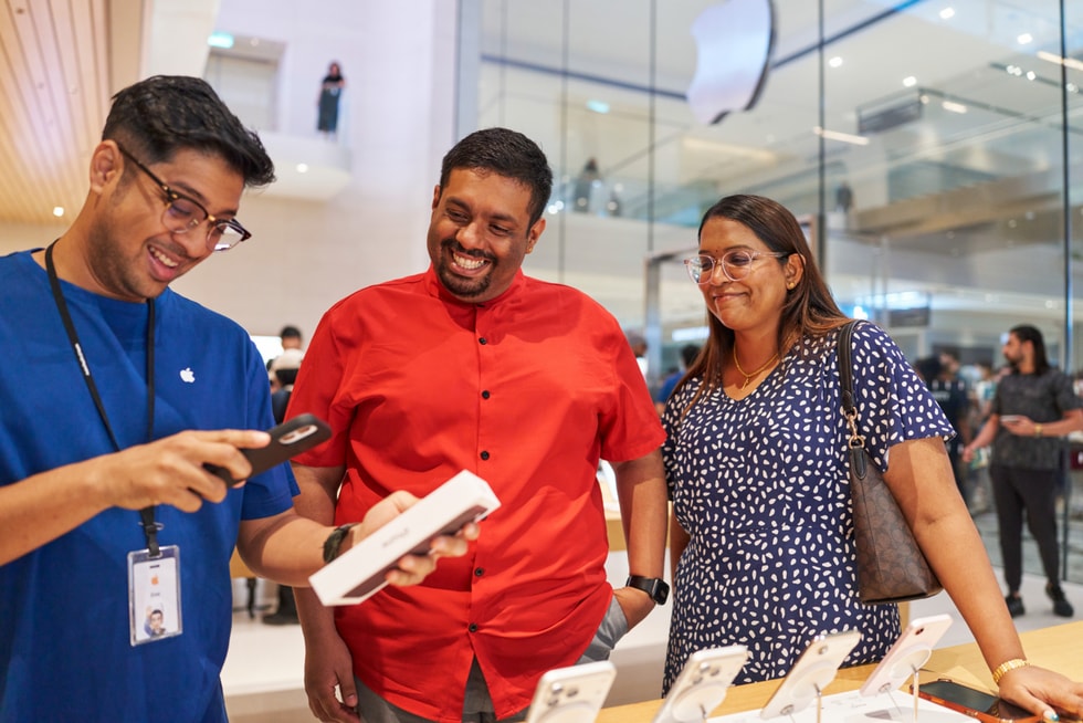 一名团队成员在 Apple The Exchange TRX 零售店内协助顾客购买 iPhone 18 Pro。