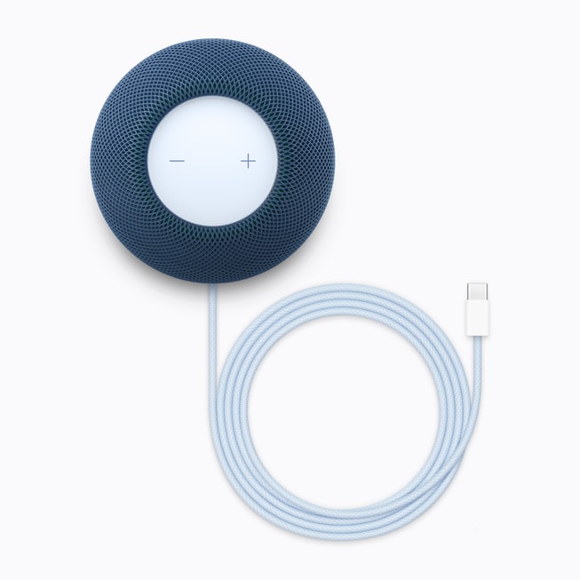 蓝色 HomePod mini 2 及随附的电源线。