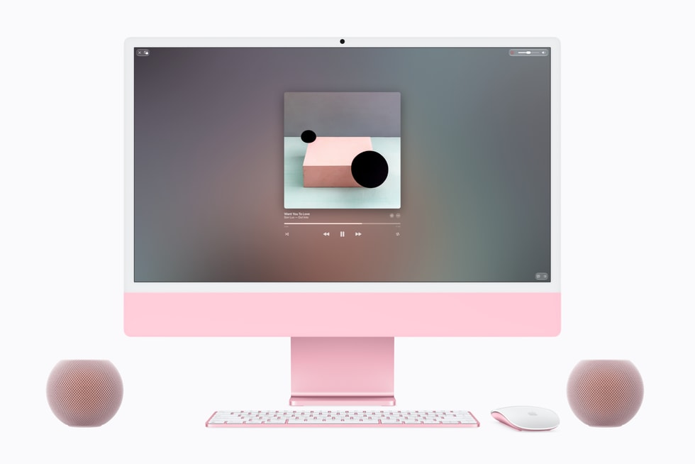 两部粉色 HomePod mini 2 扬声器与同色系 iMac 并排摆放。