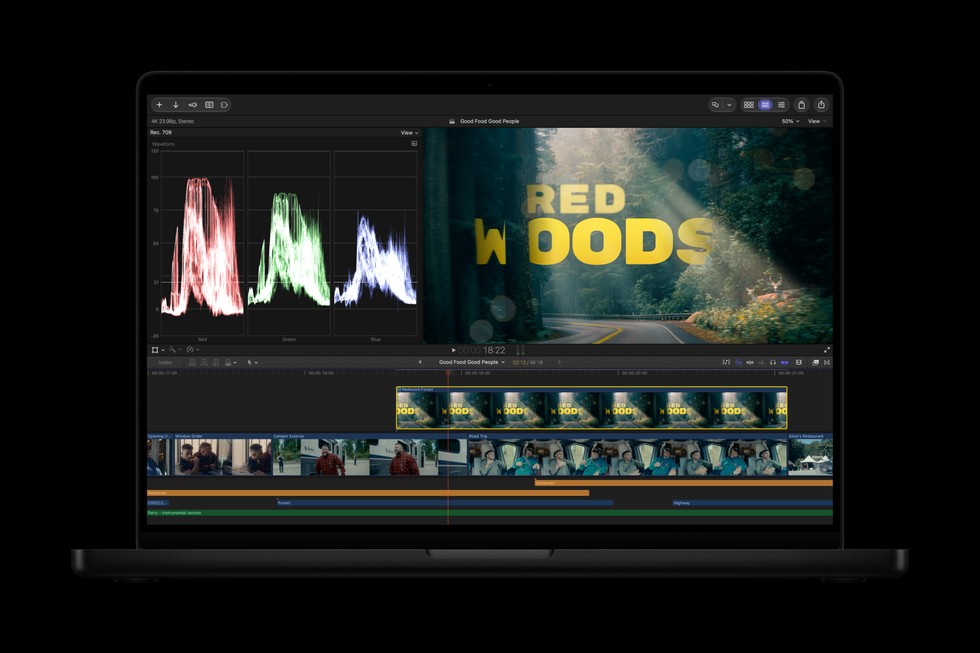 MacBook Pro 上显示着 Pixelmator Pro 里的编辑界面。