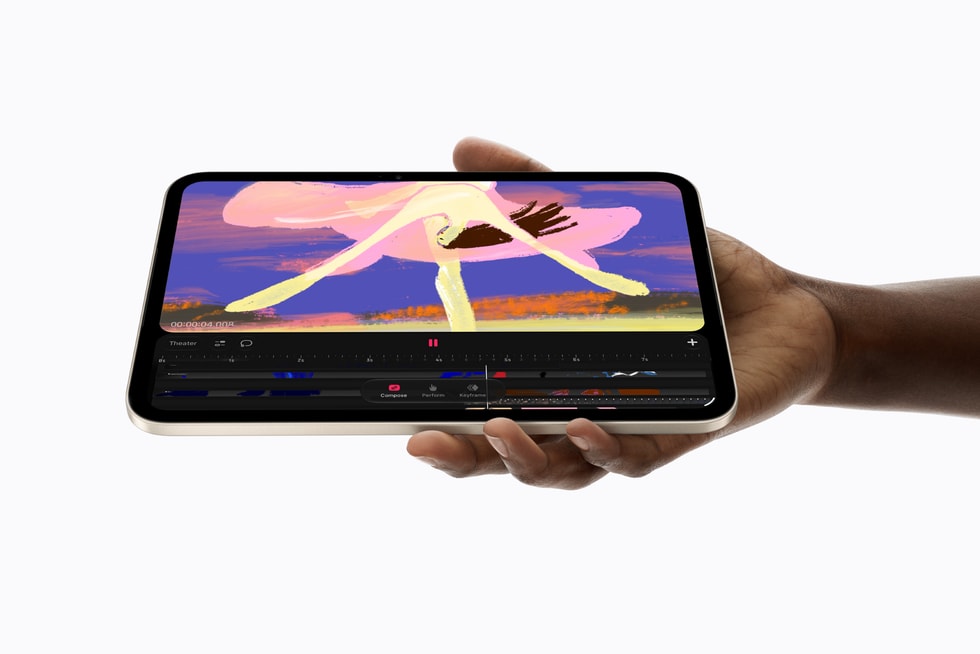 用户手中的 iPad mini 屏幕上显示着 Procreate Dreams 界面。