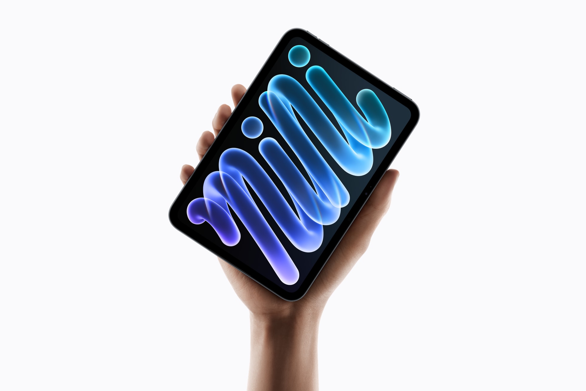 一只手将新款 iPad mini 托在掌上。