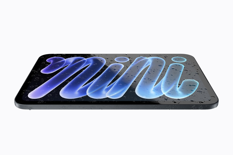 图中展示着平放的 iPad mini，上面有若干水滴。