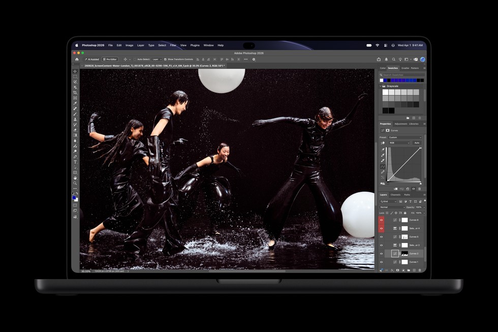 一台配备 PROLED XDR 显示屏的 MacBook Pro 上展示着 Photoshop app。