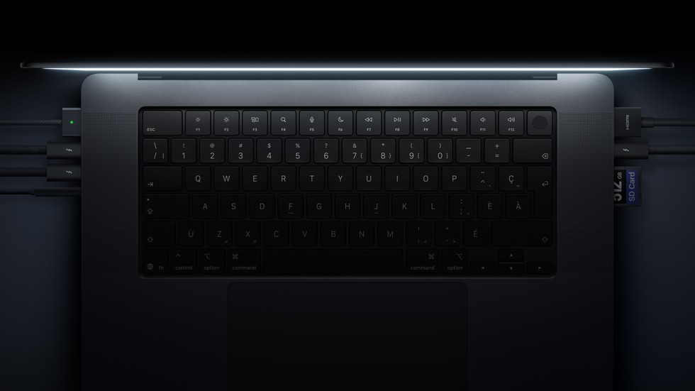 配备 PROLED XDR 显示屏的 MacBook Pro 的特写照片，展示键盘和端口。