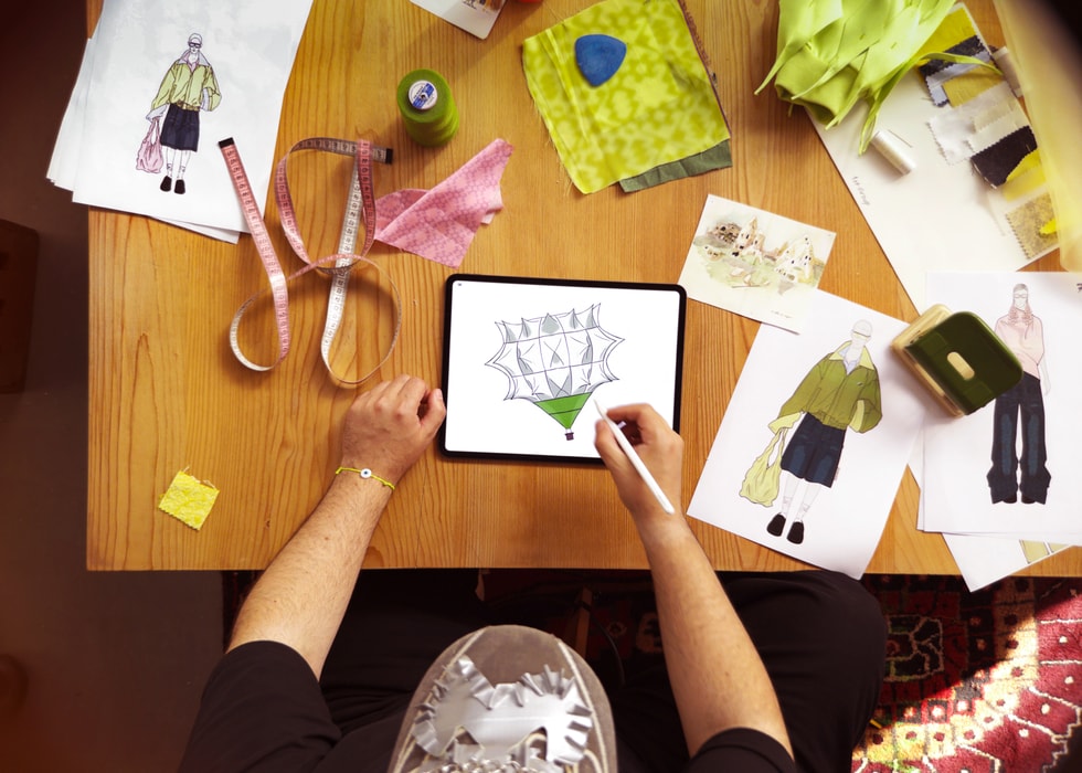 照片从上方展示 Bünyamin Aydın 在 iPad Pro 上设计热气球造型。