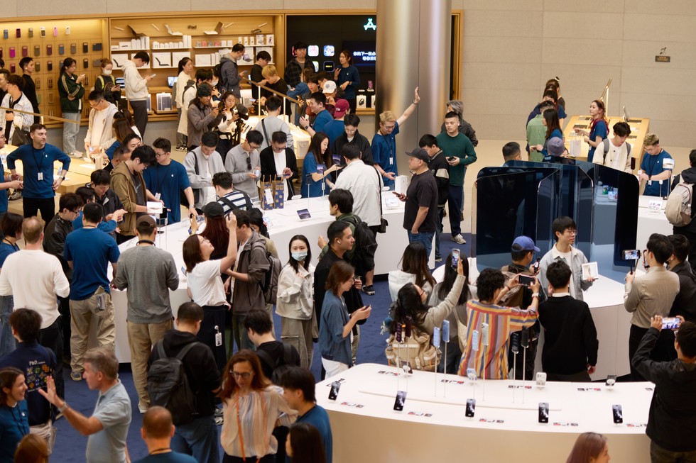 Apple 静安零售店内的顾客和 Apple 团队成员。