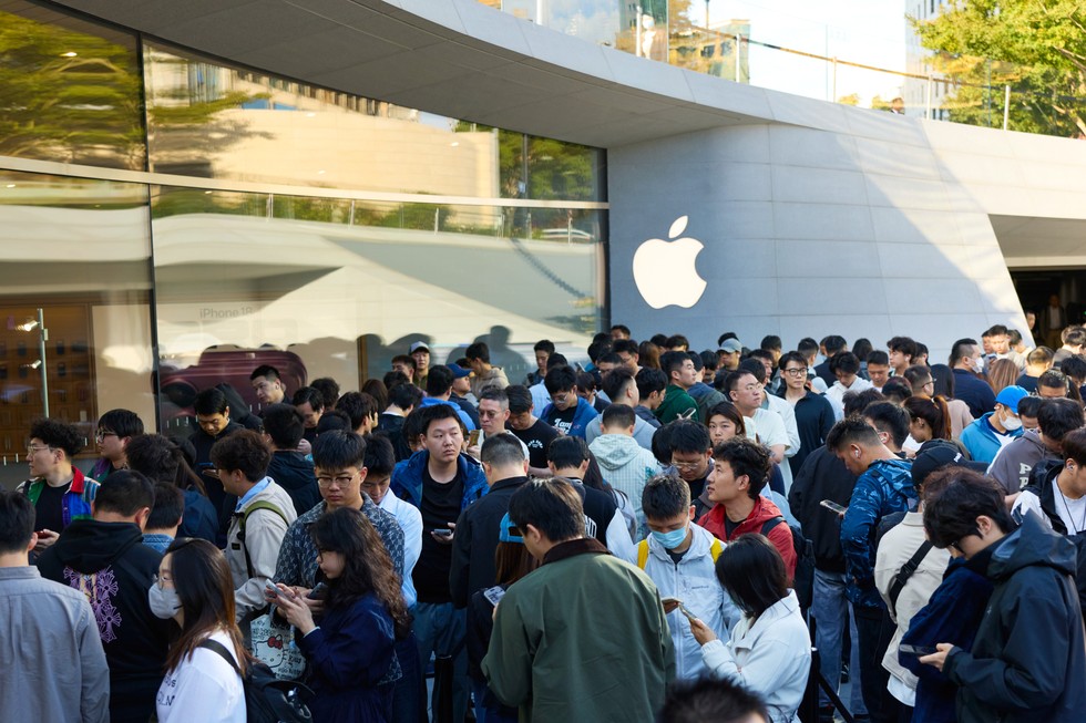 顾客在 Apple 静安零售店外排队。