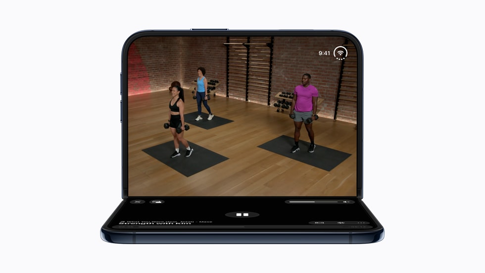 折叠状态下的 iPhone Duo 上显示 Apple Fitness+。
