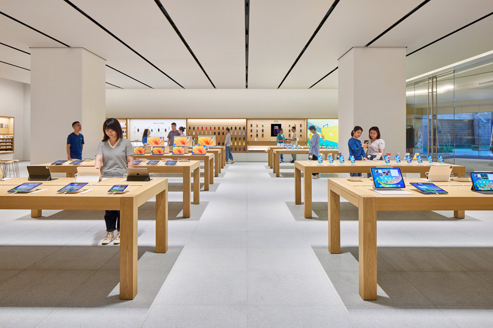 Apple 深圳万象城零售店的 iPhone 与 Mac 陈列桌。 