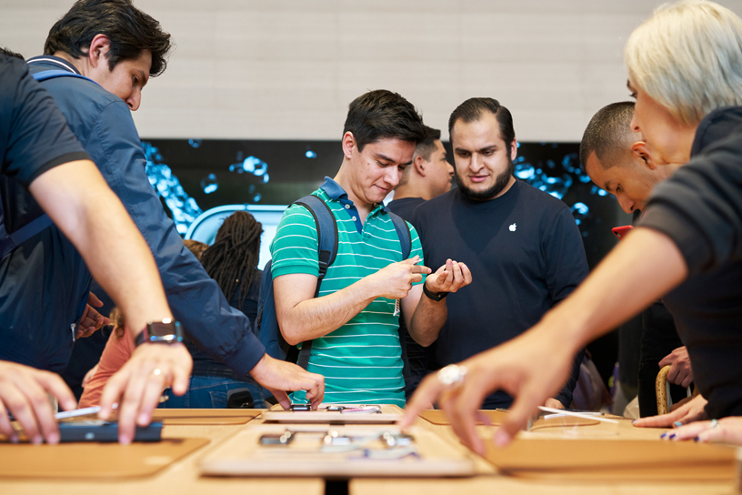 顾客在 Apple Antara 试戴 Apple Watch Series 5。