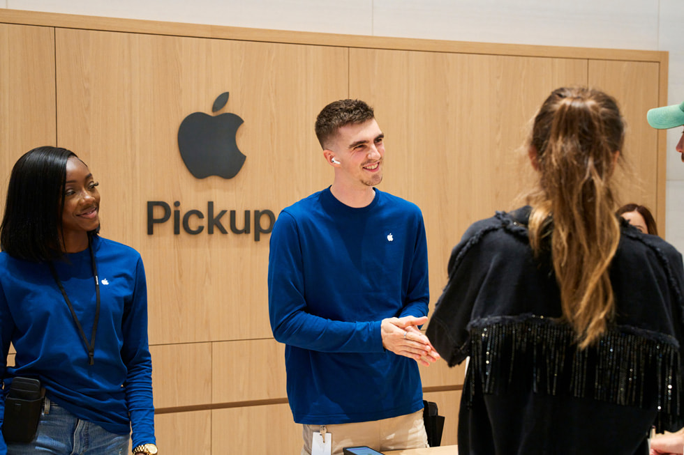 顾客在 Apple Brompton Road 零售店内的 Apple Pickup 到店取货服务区接受协助。