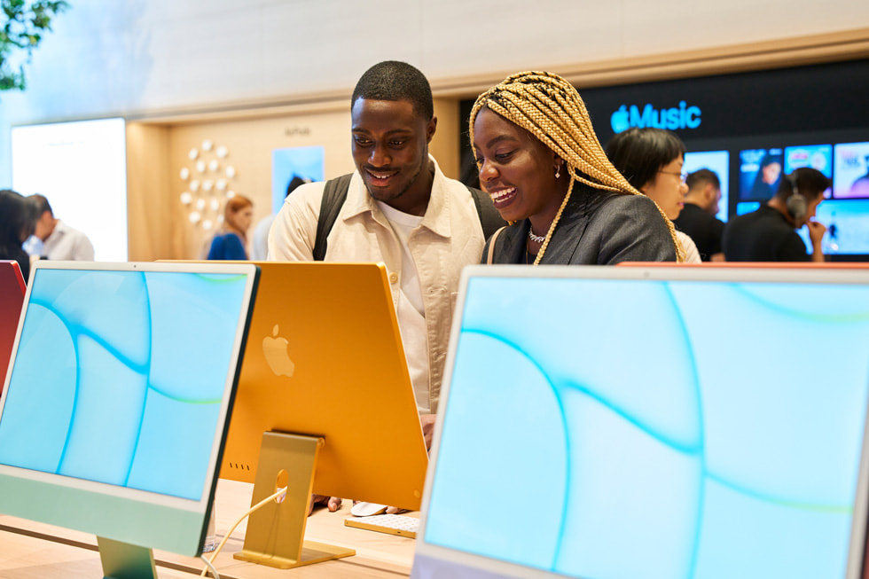 顾客在 Apple Brompton Road 零售店内试用 24 英寸 iMac。