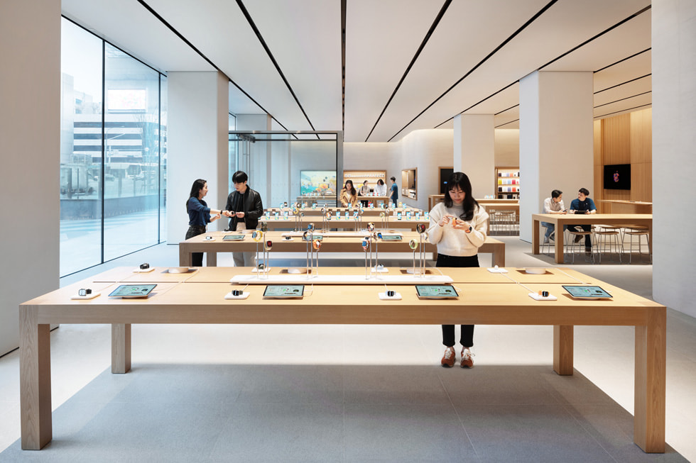 Apple Gangnam 零售店内部展示的产品阵容、展示桌与 avenue 长廊。