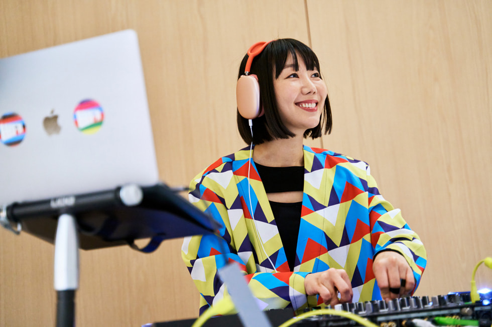 多才多艺的艺人兼 DJ Vakki 在 Apple Gangnam 零售店表演。