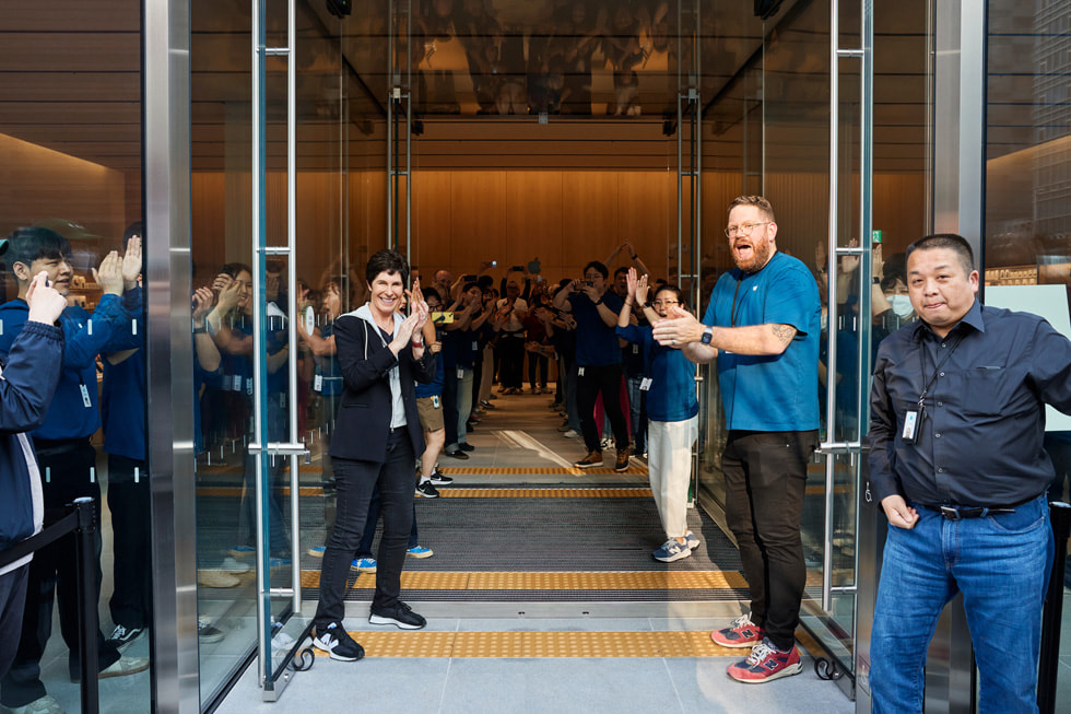 Apple 零售业务高级副总裁 Deirdre O’Brien 在 Apple Gangnam 零售店欢迎首批顾客光临。