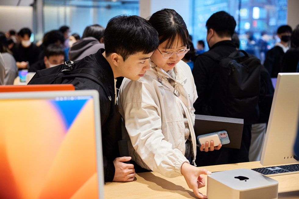 顾客在 Apple Gangnam 零售店内探索 Mac Studio。