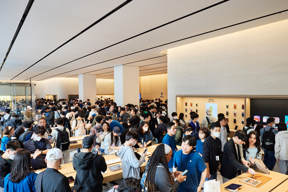 Apple 团队成员与顾客齐聚 Apple Gangnam 零售店。