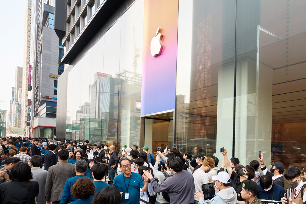 首尔 Apple Gangnam 零售店外，顾客排队等待入场。