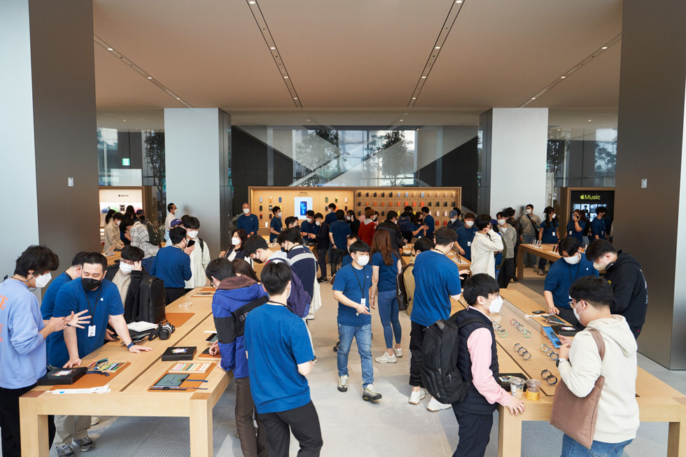Apple 明洞零售店开幕日，店内的顾客与团队成员。
