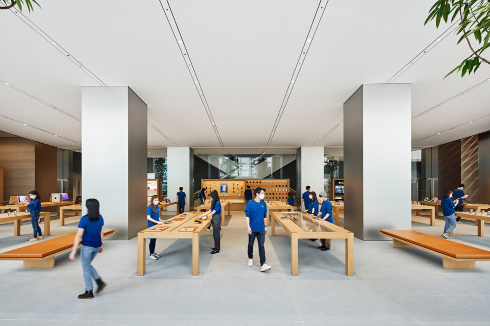 在 Apple 位于首尔的全新零售店—— Apple 明洞零售店内，顾客们正在选购产品。
