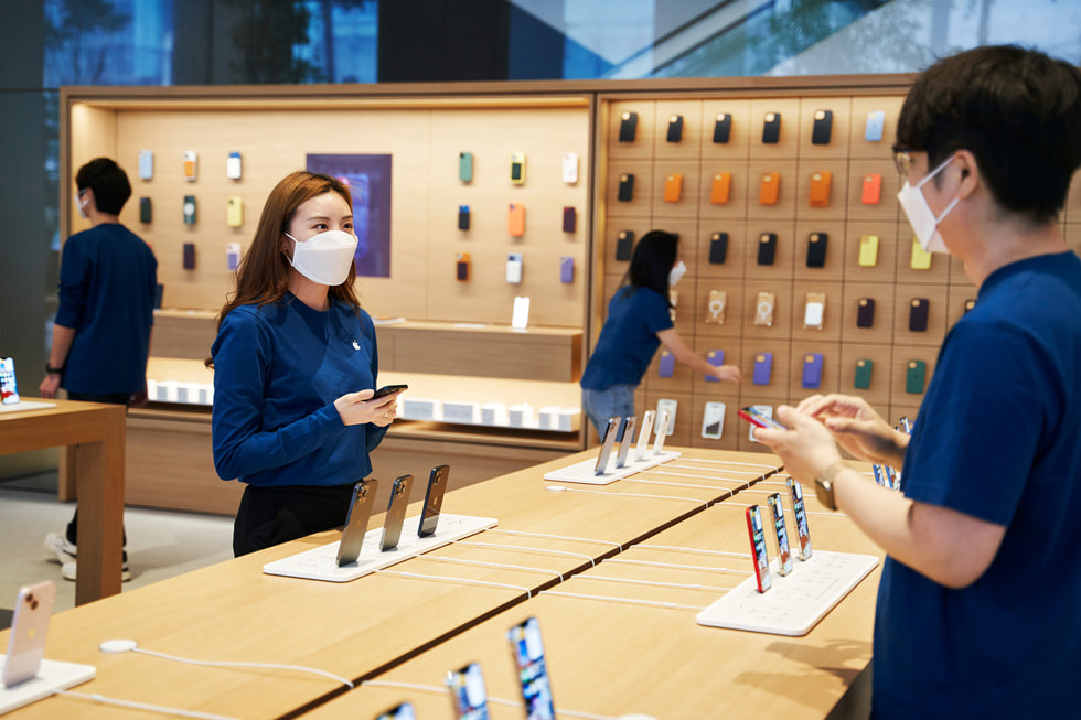 在 Apple 位于首尔的全新零售店—— Apple 明洞零售店内，顾客们正在选购产品。