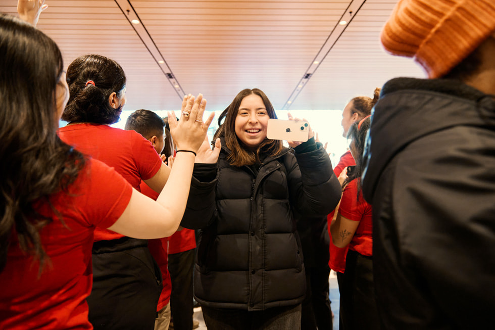 在加拿大温哥华，首批顾客走入全新  Apple Pacific Centre 零售店。