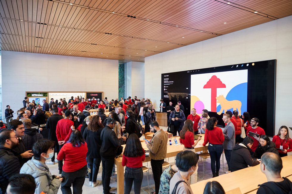 加拿大温哥华全新 Apple Pacific Centre 零售店内的 Forum 互动坊正在进行课程展示。