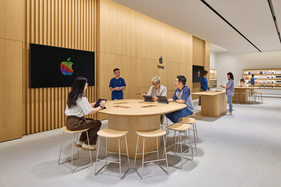 Apple 深圳万象城零售店内的 Apple Pickup 到店取货区域和 Forum 互动坊圆桌。 