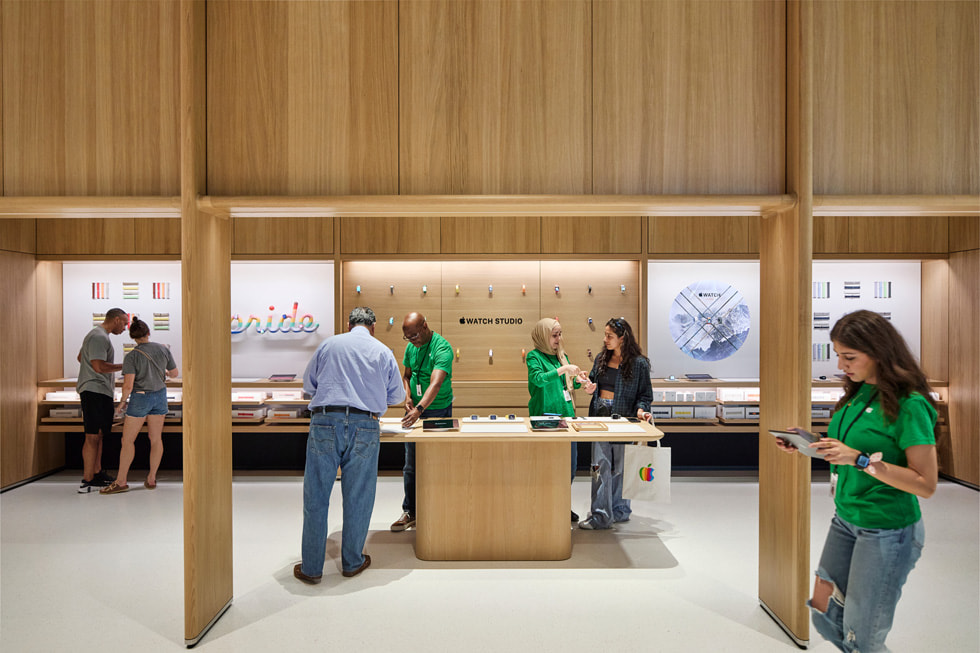 Apple Tysons Corner 零售店内的 Apple Watch 定制坊体验。