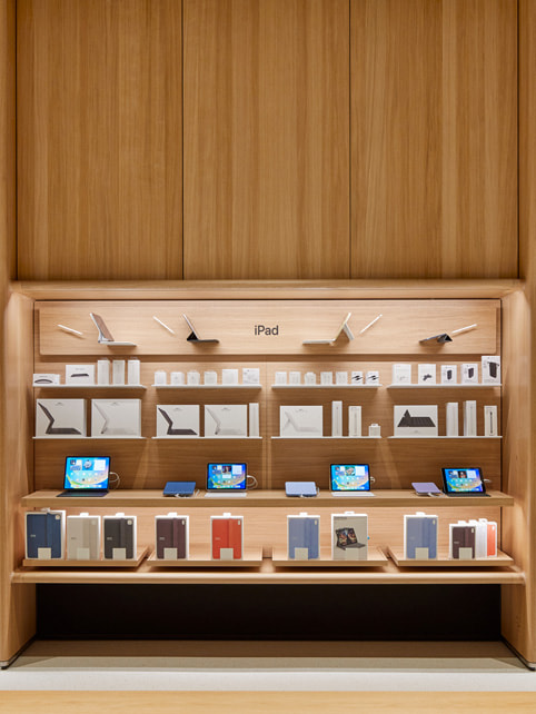 Apple Tysons Corner 零售店内的 iPad 展示区。