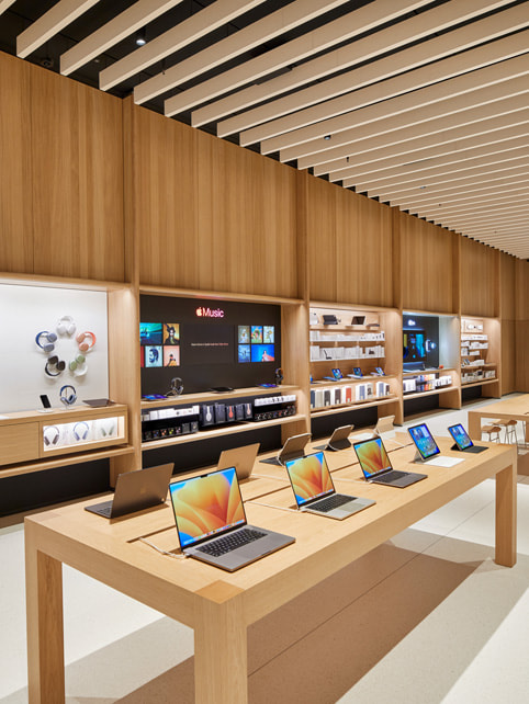 Apple Tysons Corner 零售店的 Mac 展示区与产品墙。
