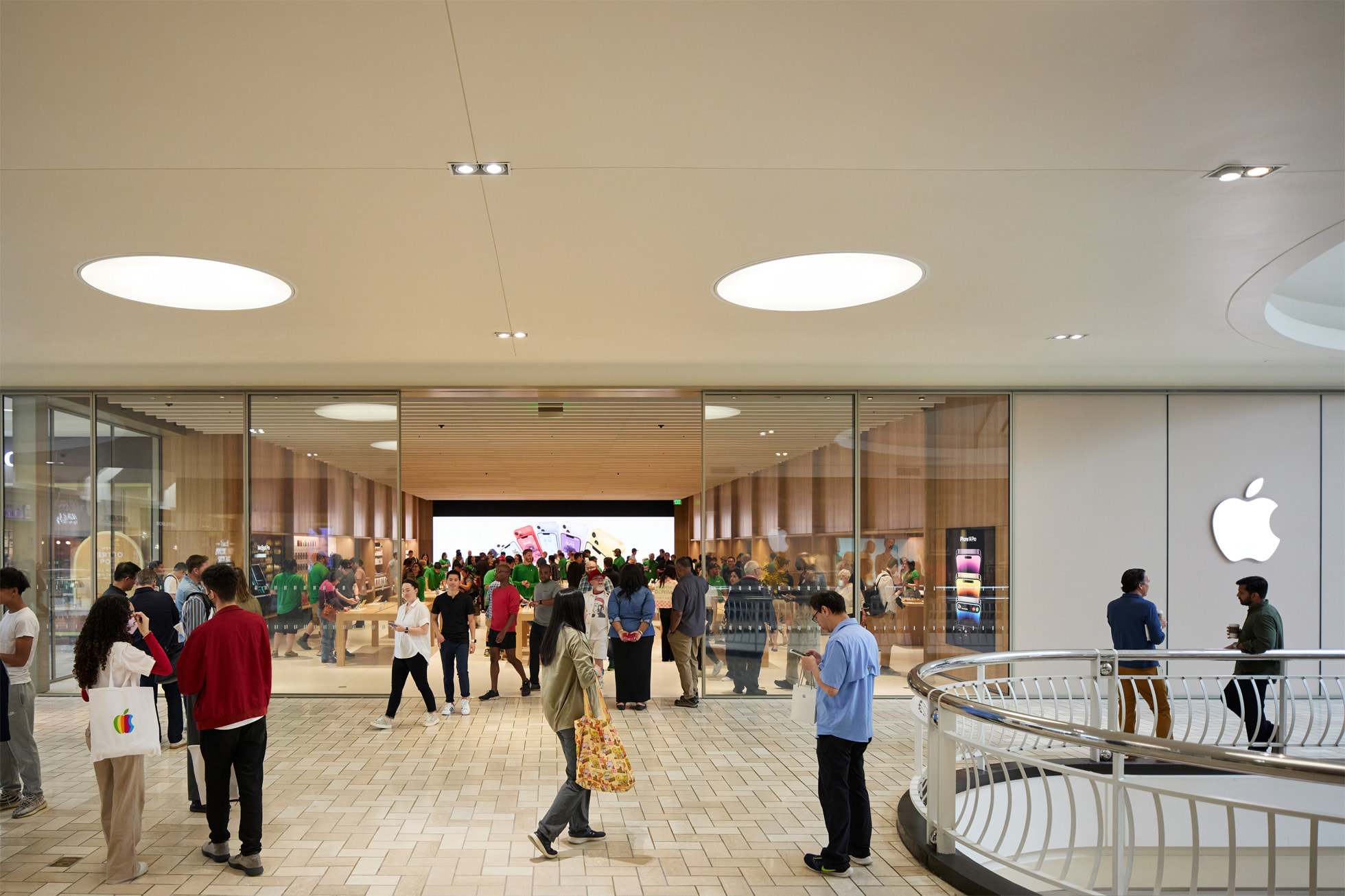 Apple Tysons Corner 零售店在弗吉尼亚州焕新开幕 Apple (中国大陆)