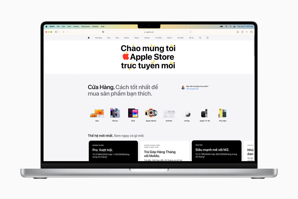 在 MacBook Pro 上展示越南 Apple Store 在线商店体验。