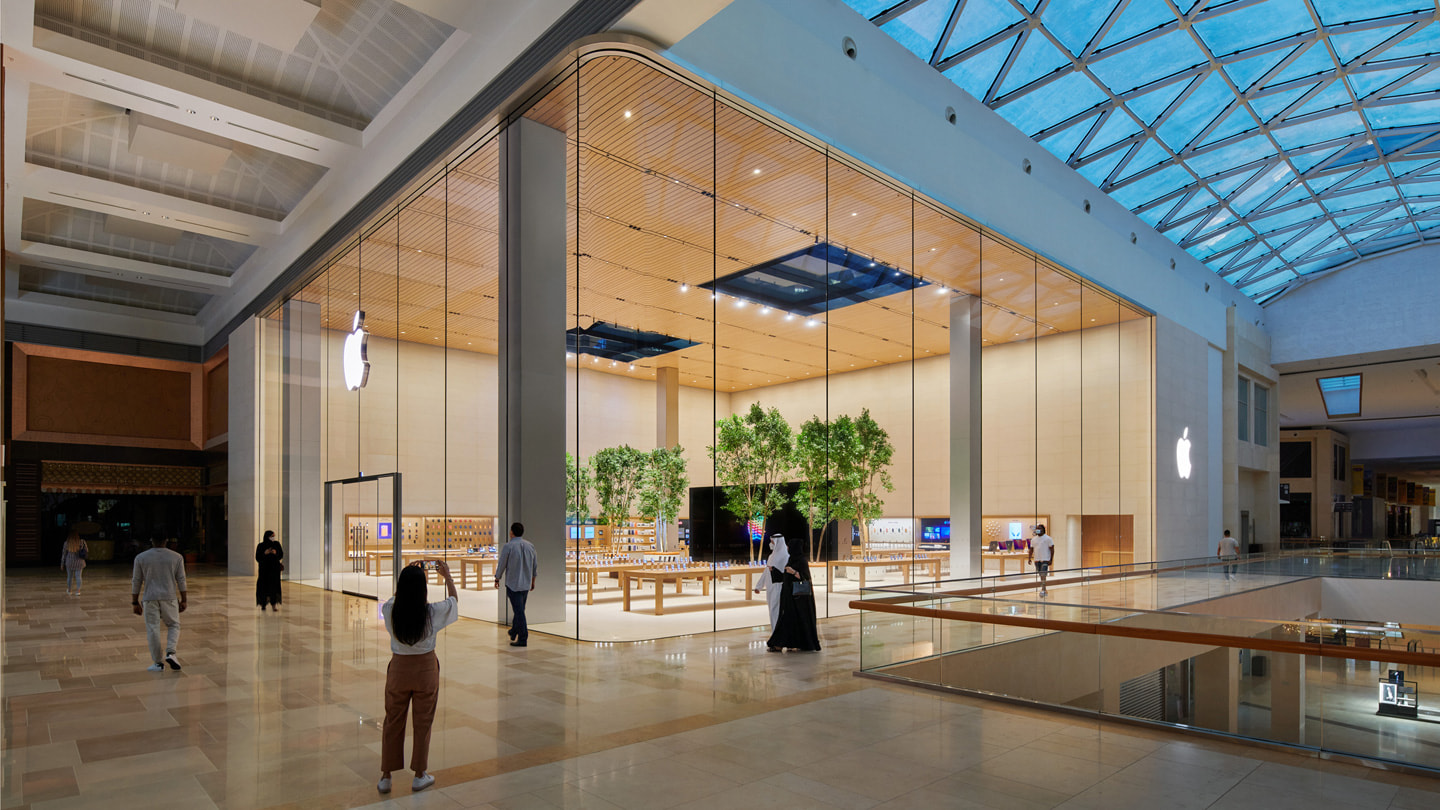 照片拍摄于阿布扎比 Apple Yas Mall 零售店外部，面对其曲面玻璃幕墙。
