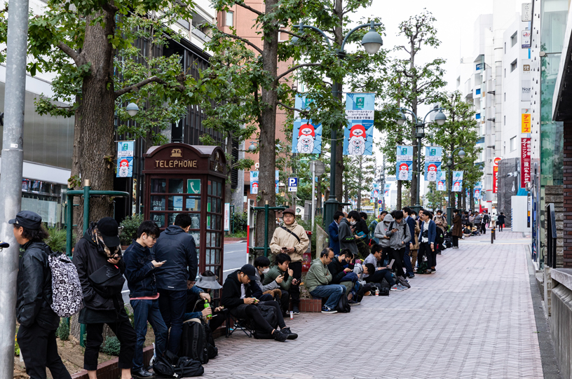 在东京，顾客排队购买 iPhone XR。