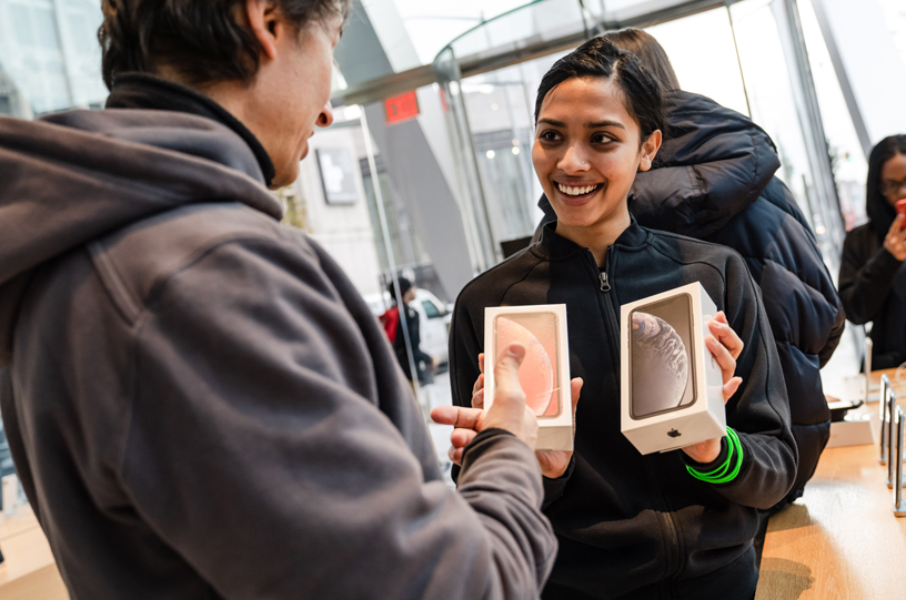 一名顾客正在 Apple Downtown Brooklyn 店员的帮助下挑选 iPhone XR。 